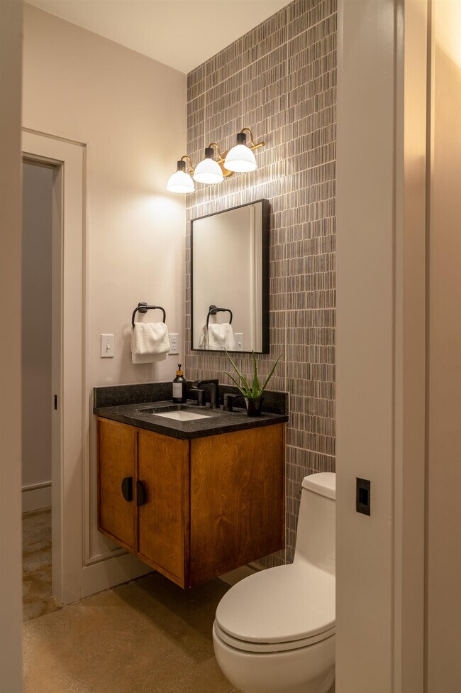 Building Photo - 612 W 8th Ave