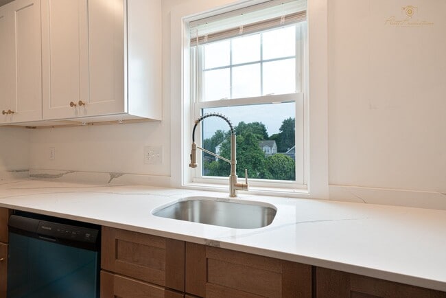 Building Photo - Beautifully Updated Two Bedroom Townhouse!