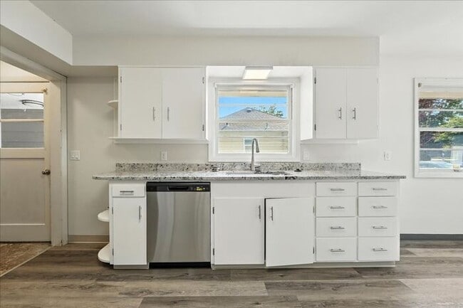 Building Photo - Spacious, Newly Renovated 5-Bedroom Home N...