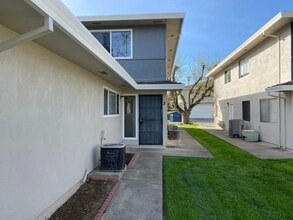 Building Photo - Remodeled 2 bedroom 1 bath townhouse