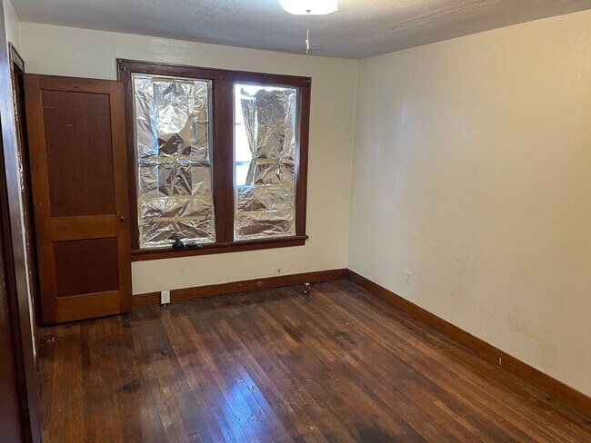 Building Photo - Beautiful 3 Bedroom Home with Central Air!