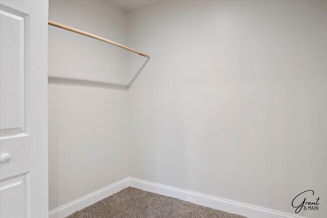 Building Photo - $1625 Fully remodeled, spacious 4 bedroom ...