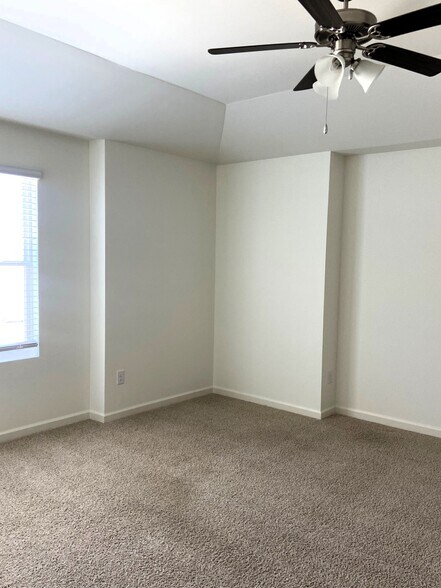 Building Photo - 252 Chelsea Park Cir