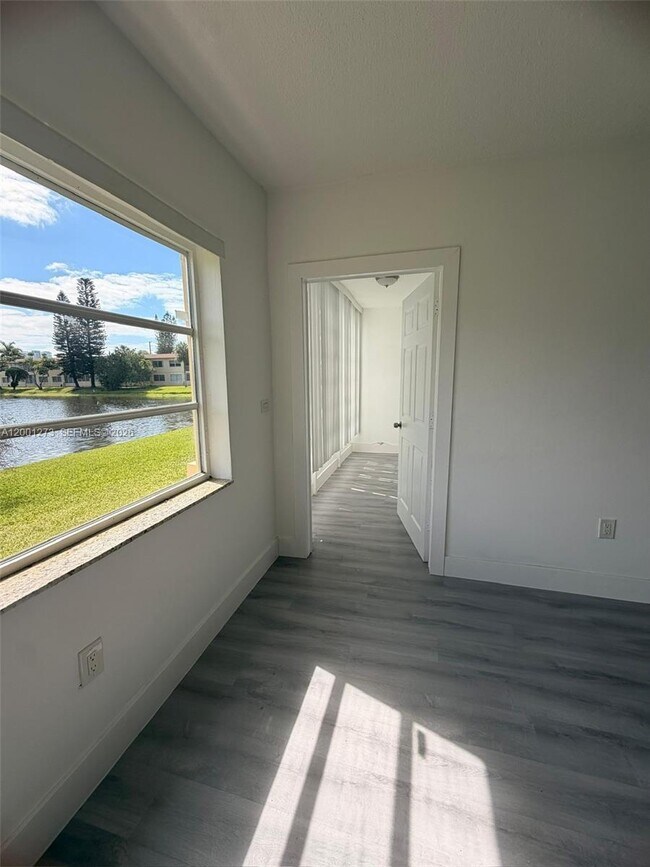 Building Photo - 20111 NE 27th Ct