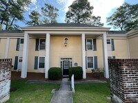 Building Photo - Spacious Forest Acres Condo!