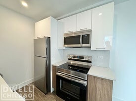 Building Photo - 901 W Carmen Ave