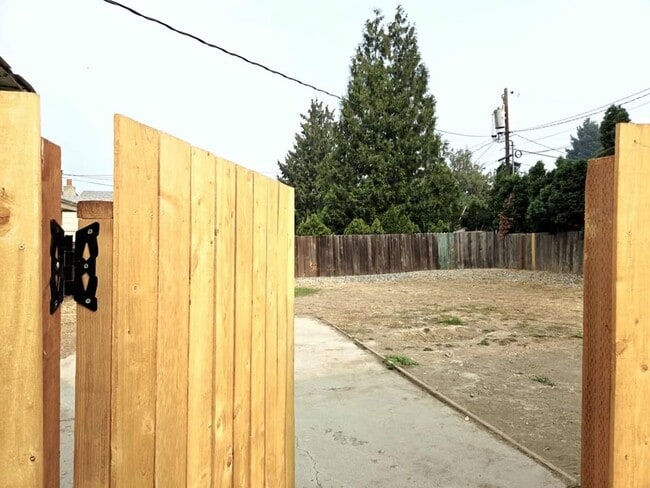 Building Photo - Two Bedrooms & One Bathroom Home $100.00 o...