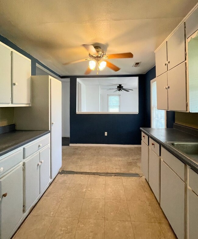 Building Photo - Spacious 3-Bedroom Home