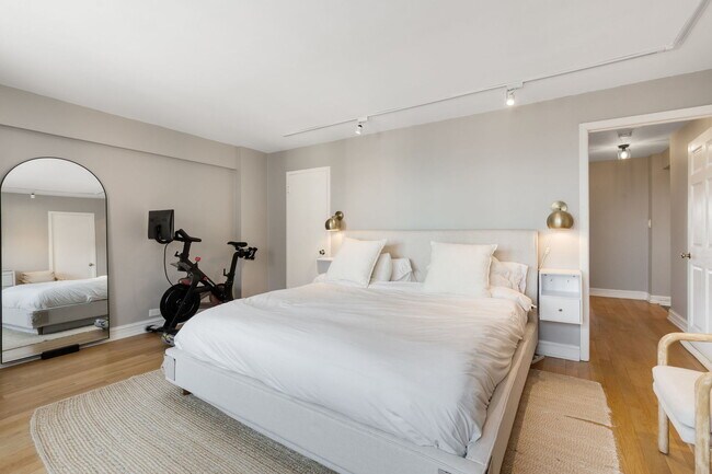 Building Photo - 2909 N Sheridan Rd