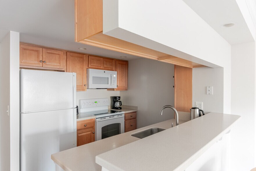 Building Photo - 3900 Fairfax Dr