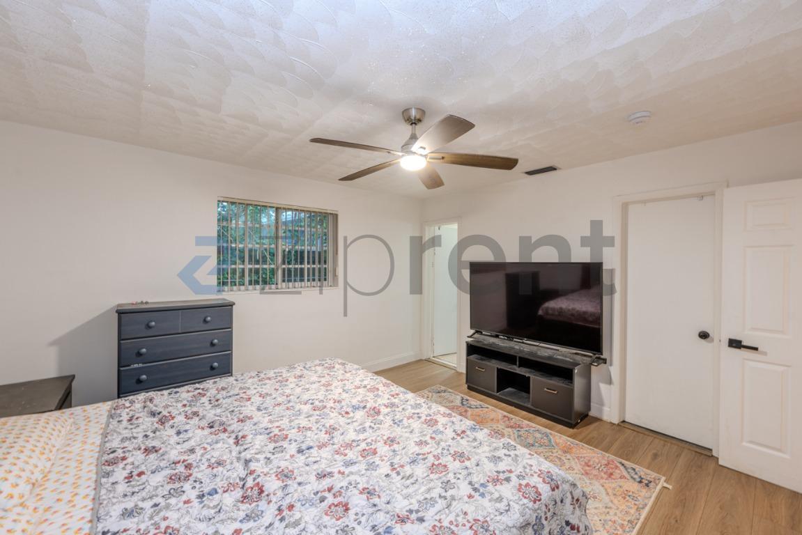 Building Photo - Unit