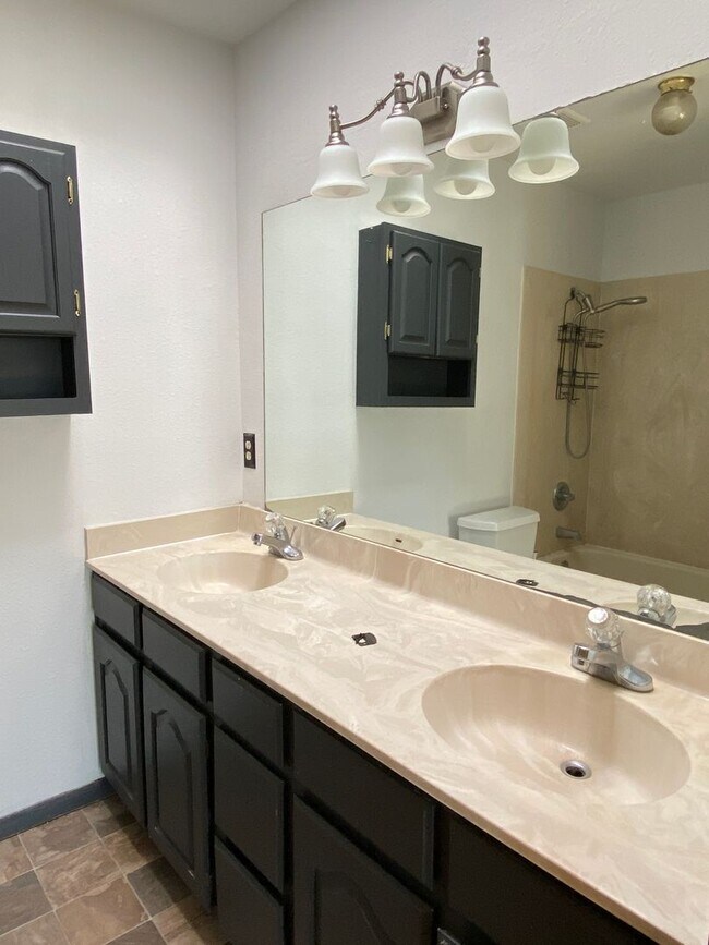 Building Photo - 3 Bedroom, 2 Bathroom Home in Edgewood, NM