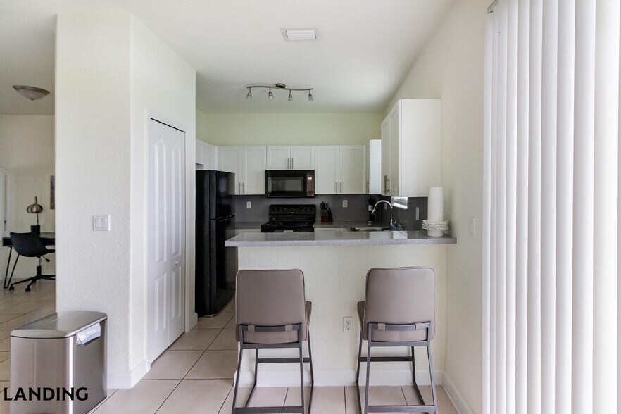 Building Photo - 1140 SE 24th Rd