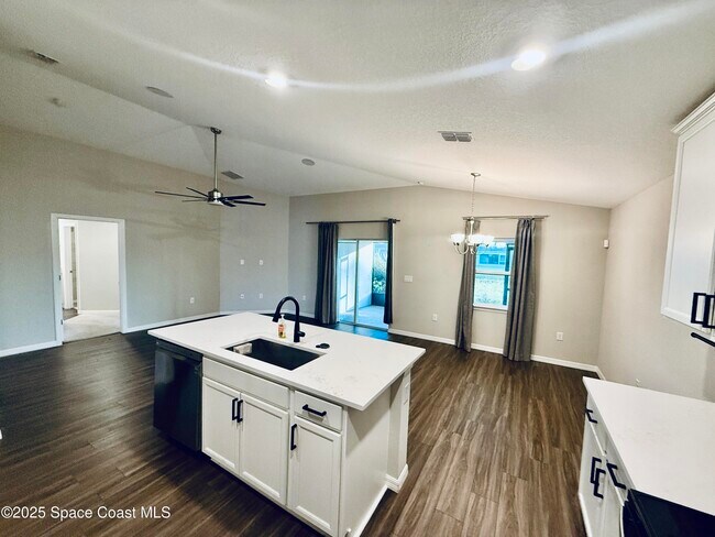 Building Photo - 1026 Dania Cir