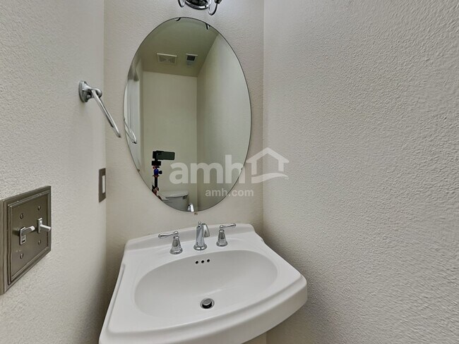 Building Photo - 771 W 300 S