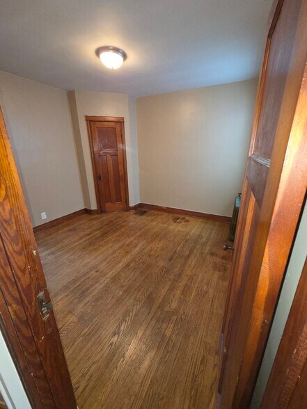 Building Photo - 302 Folcroft St