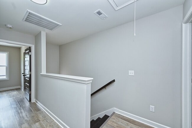 Building Photo - 146 N Trigg Ave