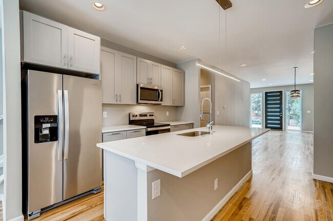 Building Photo - Beautiful Townhome for Rent