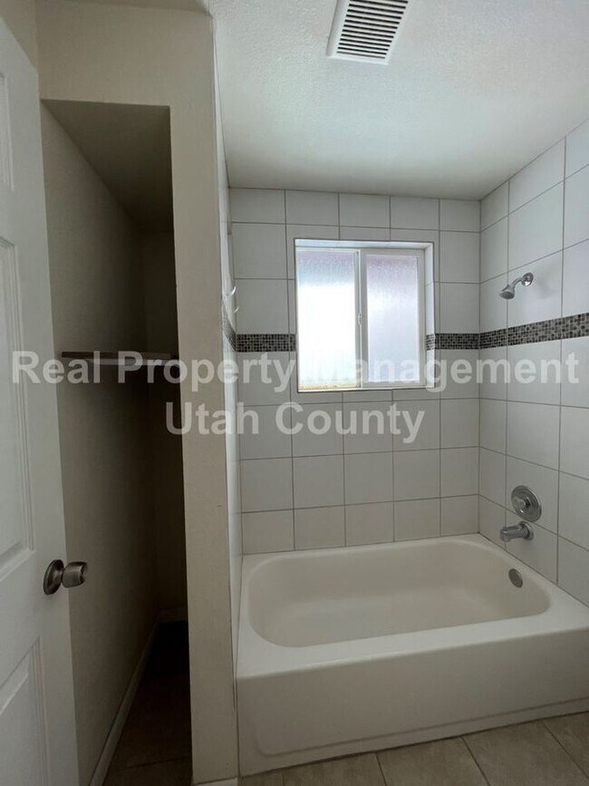 Building Photo - 1009 W 675 N