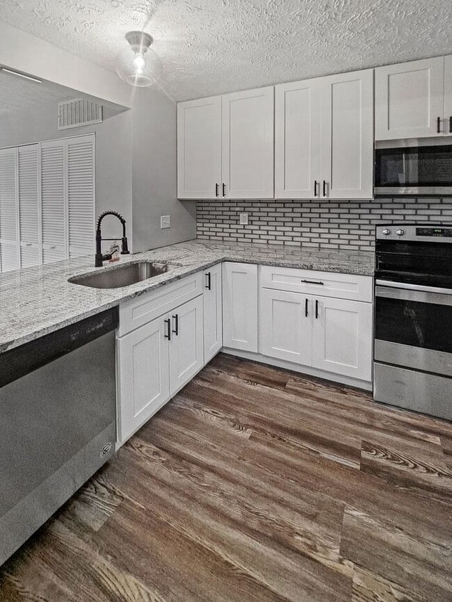 Building Photo - Gorgeous End Unit 2-Level Townhome in Wald...