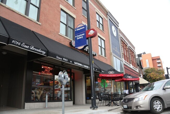 Building Photo - 3 bedroom, 2 bath apartment located in the...