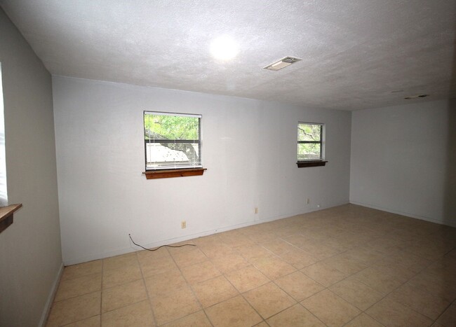 Building Photo - 210 Lange Ravine