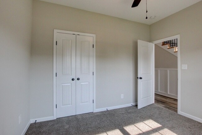 Building Photo - Huge 5 bed 3 ba.  Gorgeous House Near Post...