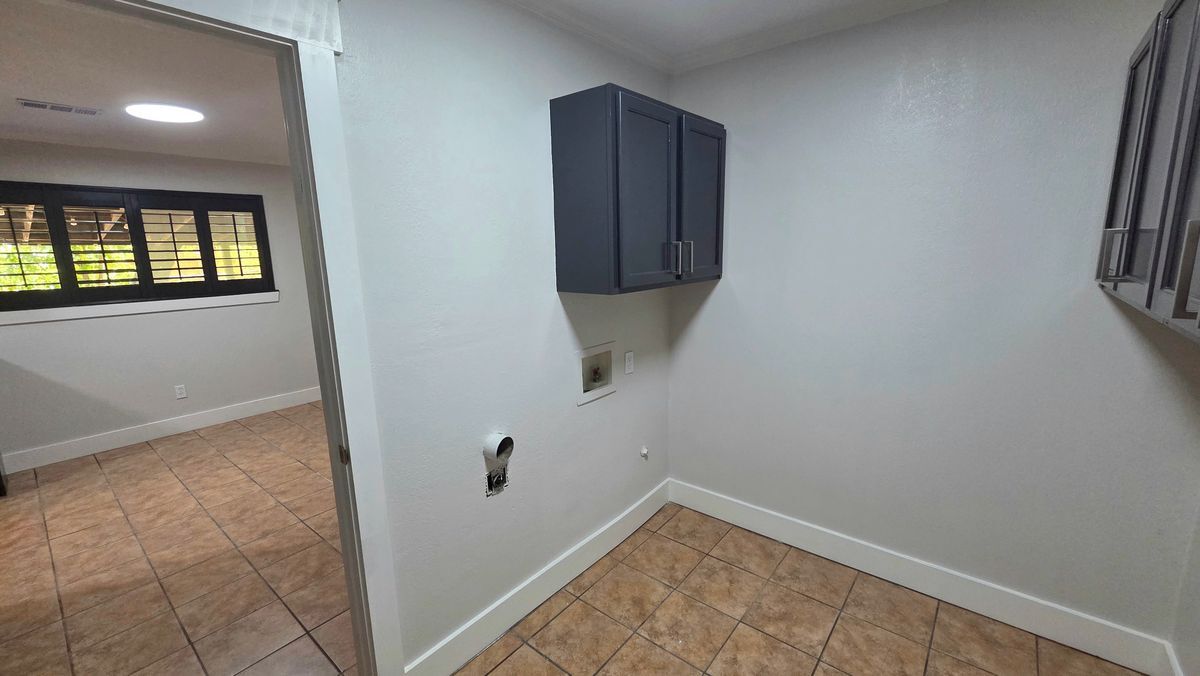 Building Photo - 411 Woodcrest Way