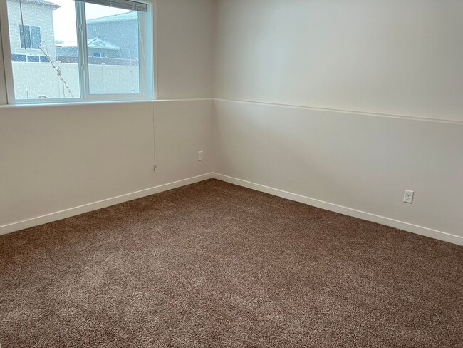 Building Photo - 4 Bed 3 Bath