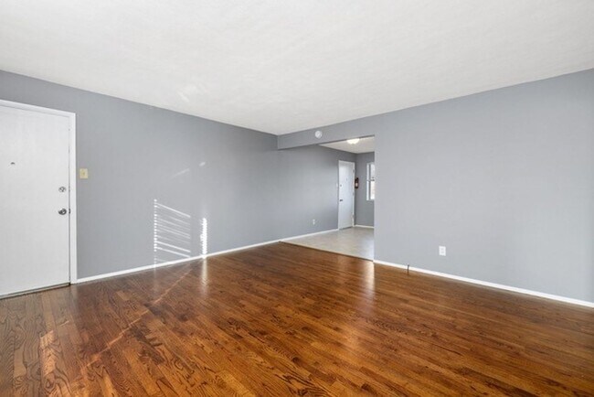 Building Photo - 2 Bedroom, 1 Bath Apartment