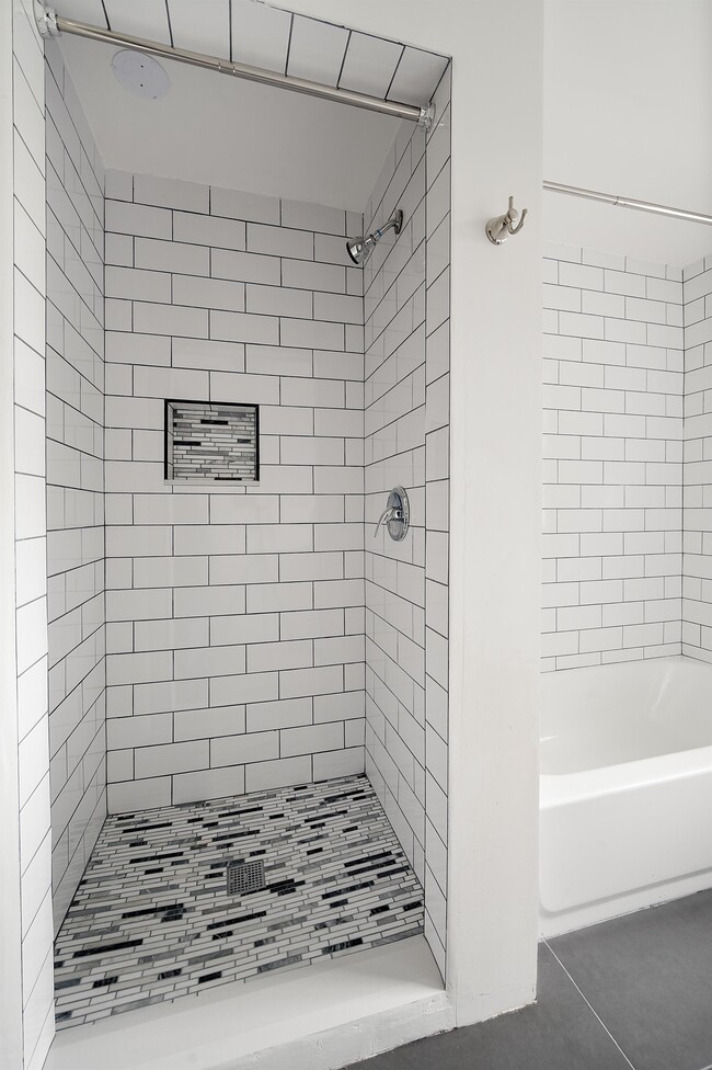 Building Photo - 1122 Lower Ferry Rd