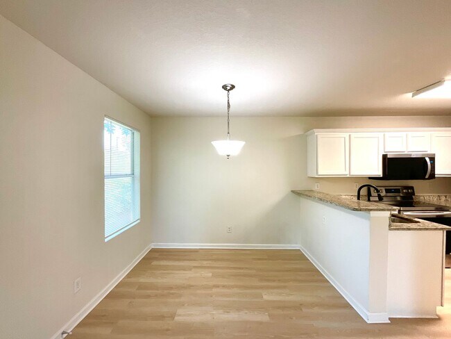 Building Photo - 1611 N Navidad St