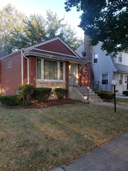 Primary Photo - 9101 S Paxton Ave