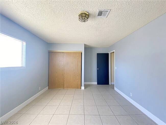 Building Photo - 894 Rhinegold Way