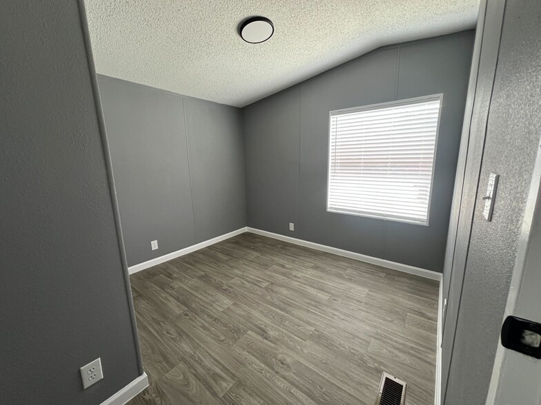 Building Photo - 750 Silent Valley Rd