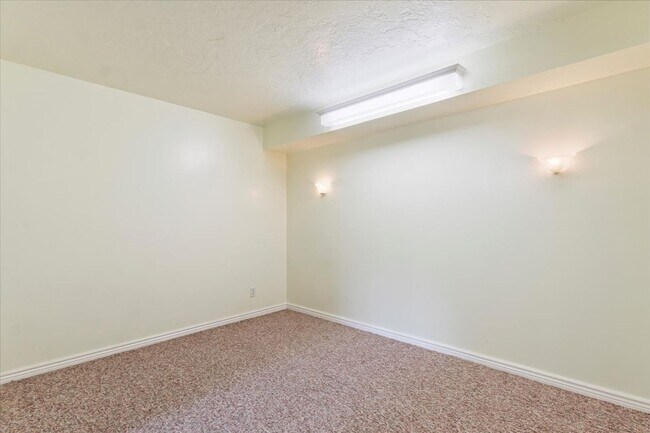 Building Photo - Perfect Family Home! 5 Beds, 3 Baths in Pl...