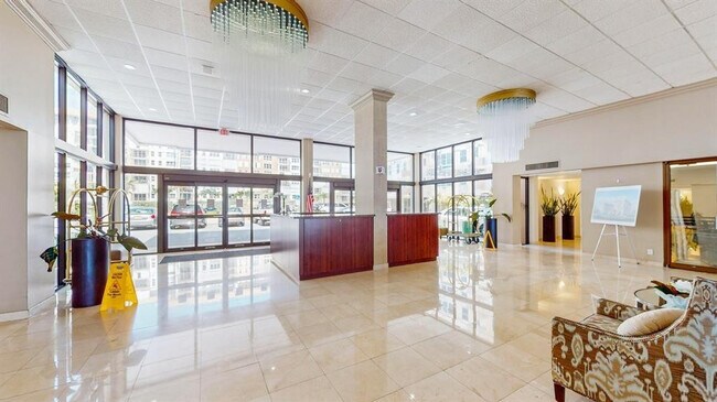 Building Photo - 1149 Hillsboro Mile