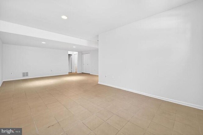 Building Photo - 4867 Carriagepark Rd