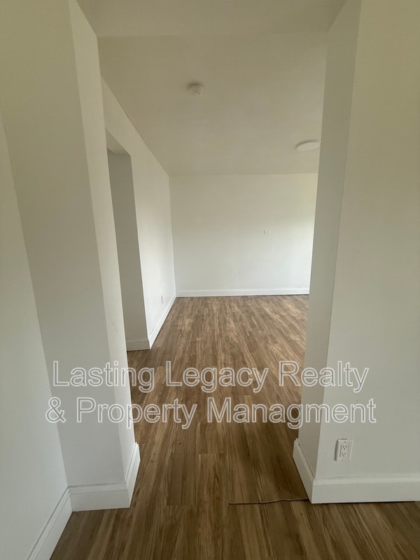 Building Photo - 325 Jackson St