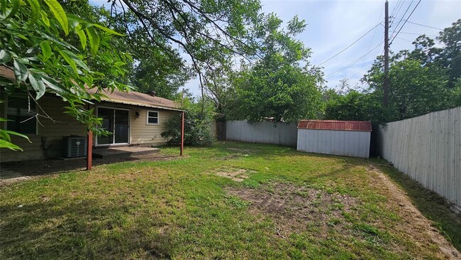 Building Photo - 806 Gilmore St