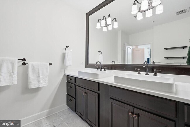 Building Photo - 13940 Greendale Dr