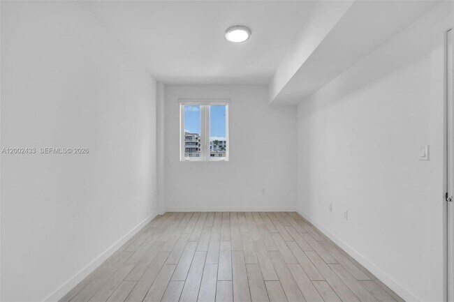 Building Photo - 321 NE 26th St