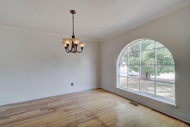 Building Photo - Spacious 4-Bedroom Home with Modern Amenities & Ideal Location Near Lake Hefner in OKC!