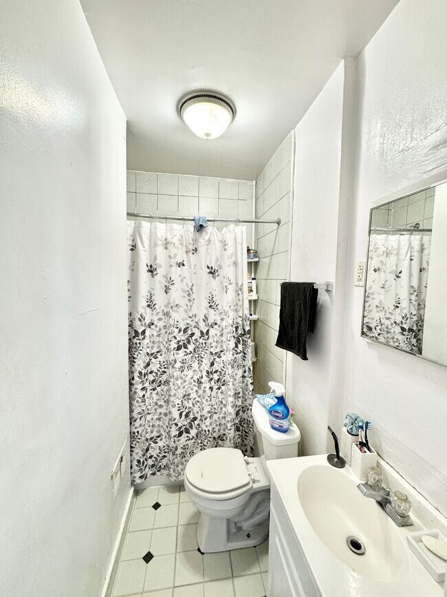 Building Photo - 141 E 20th Ave