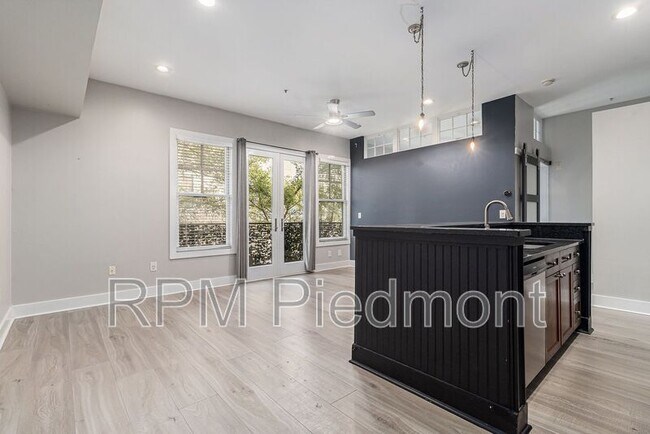 Building Photo - 925 Garrett St