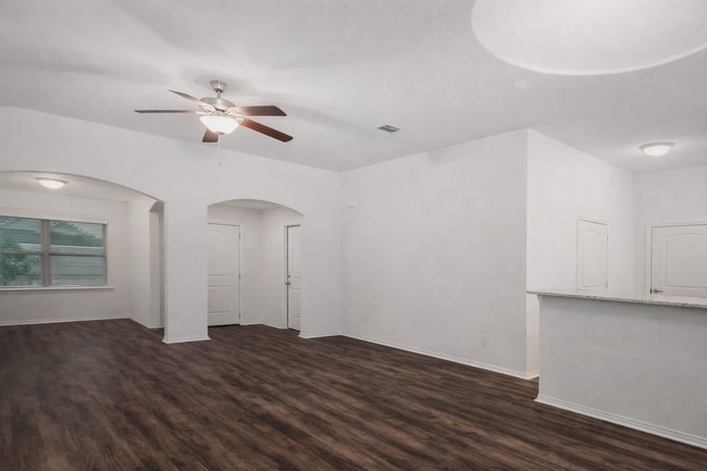 Building Photo - 3 Bedroom 2 bath and flex room and 2 car garage