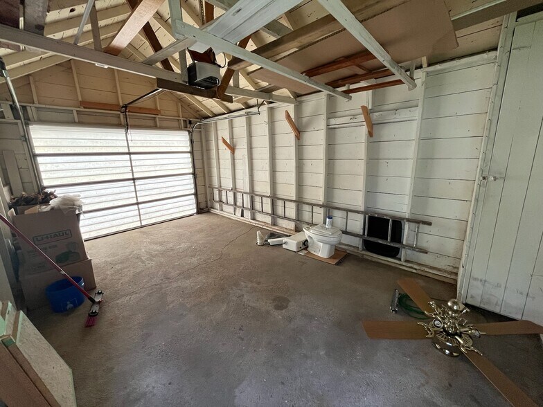 Building Photo - 2733 Elm St