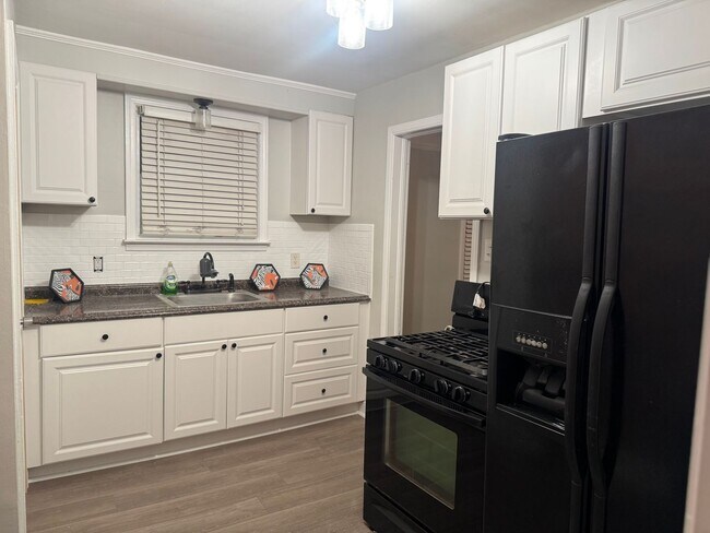 Building Photo - Beautiful 3 Bedroom bungalow in very desirable location in Redford/ Livonia borders