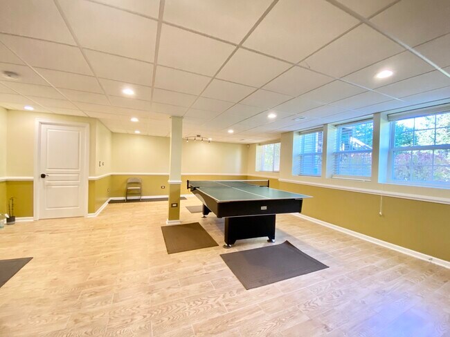 Building Photo - 10S420 Carrington Cir