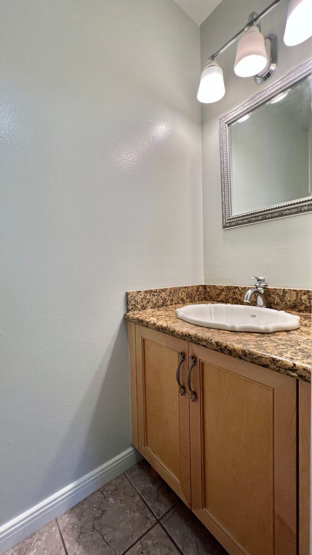 Building Photo - Well-maintained 2bd 1.5 ba  with plenty of...